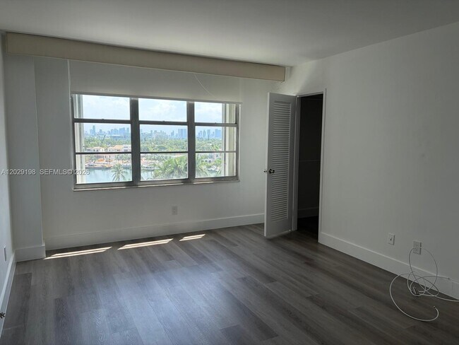 Building Photo - 5161 Collins Ave