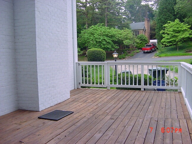 Building Photo - 211 Surrey Rd