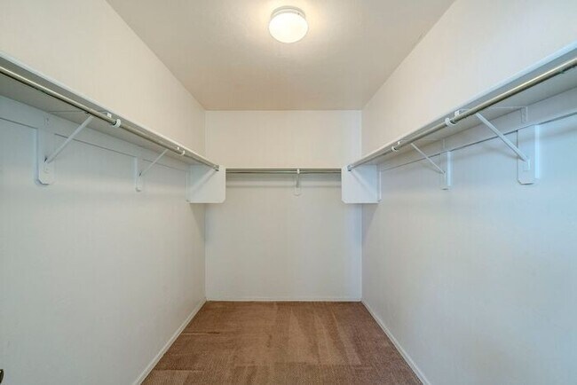 Building Photo - Pending/ Rented - Bright & Spacious 3-Bed ...