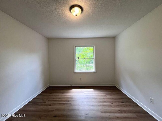 Building Photo - 5205 Dakota Ct