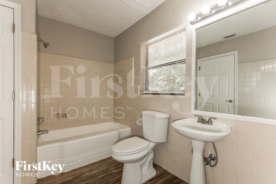 Building Photo - 3408 E Knollwood St