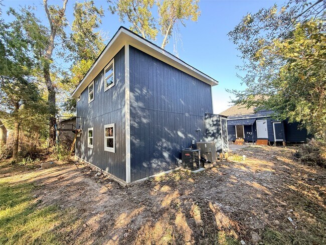 Building Photo - 2209 Gano St