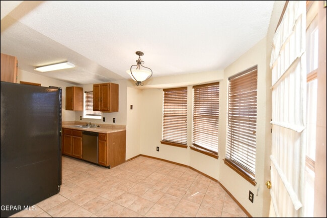 Building Photo - 4872 Maureen Cir