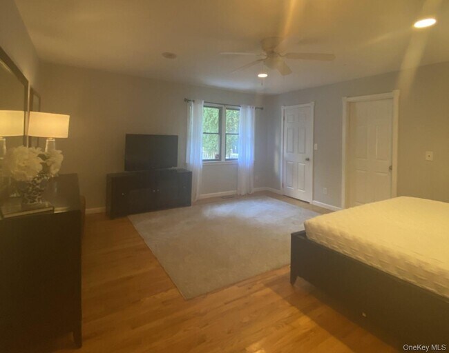 Building Photo - 5 Bay Woods Dr