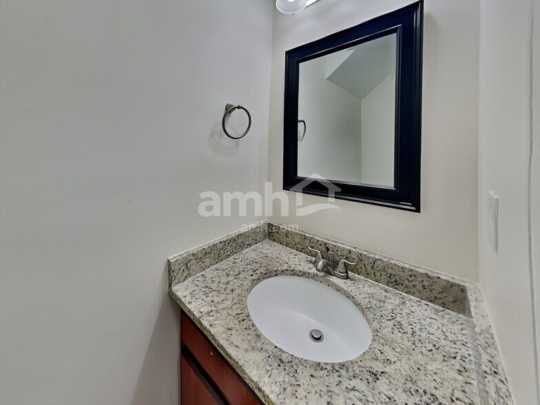 Building Photo - 1124 Emma May Point