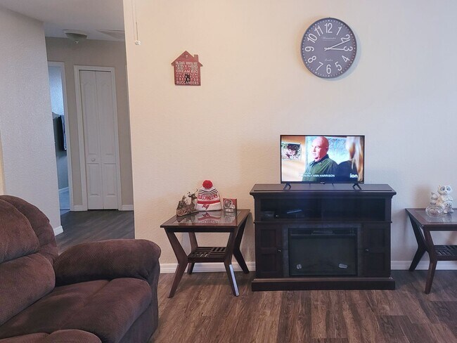Building Photo - 3 bedroom, 2 bath rental in the Royal High...