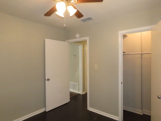 Building Photo - Three bedroom, One Bath Duplex Near Hospit...