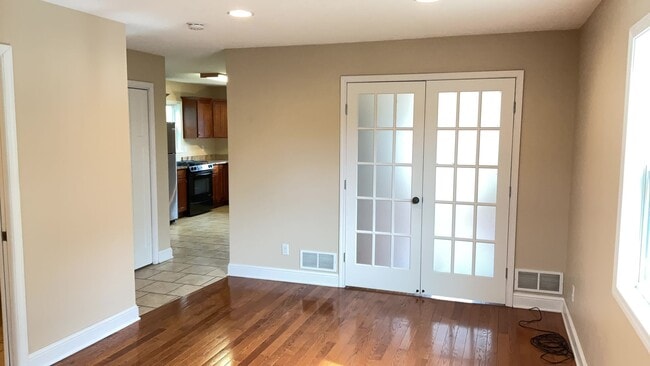 Building Photo - Single Family Home in St Paul with Garage!!