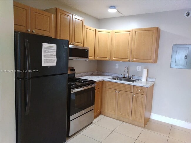 Building Photo - 715 NE 2nd Ave