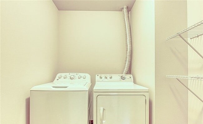 Building Photo - Meticulously maintained fully air conditio...