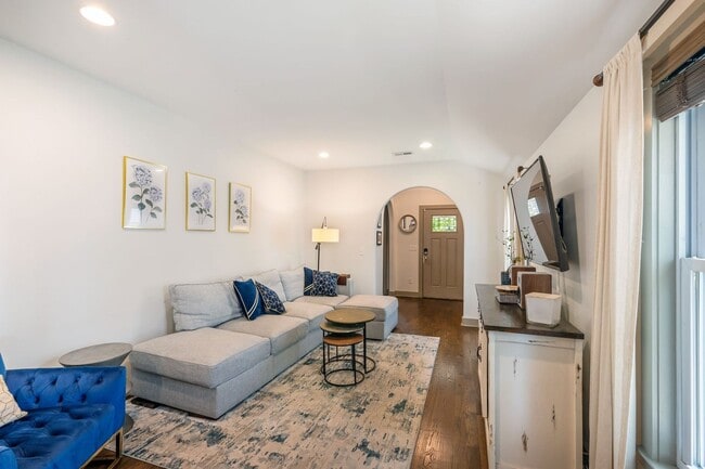 Building Photo - Beautiful Home Steps to Cleveland Park!