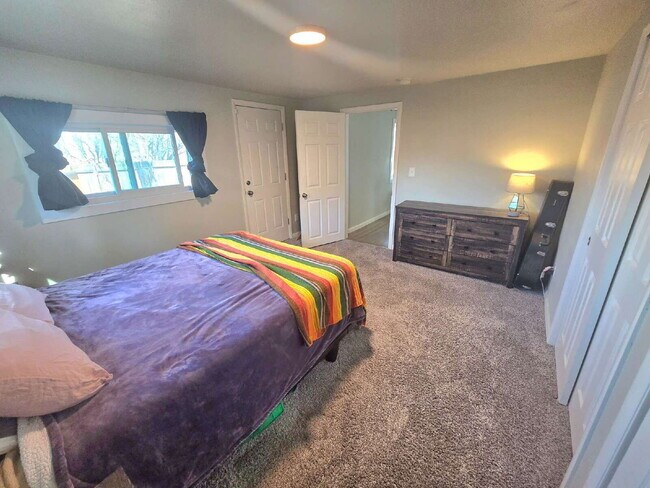 Building Photo - 2534 E San Miguel St