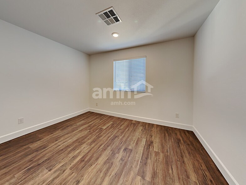 Building Photo - 13827 E 101st Ave