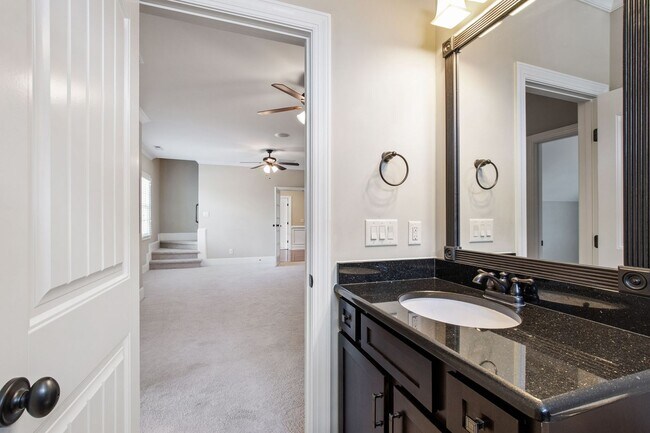 Building Photo - Elegant 5-Bedroom Residence with Luxurious...