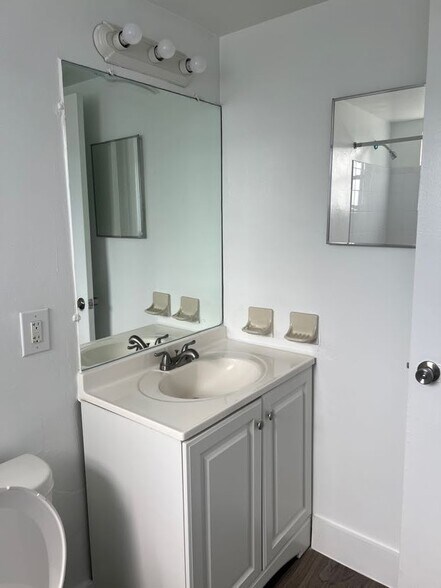 Building Photo - 374 Sunshine Dr