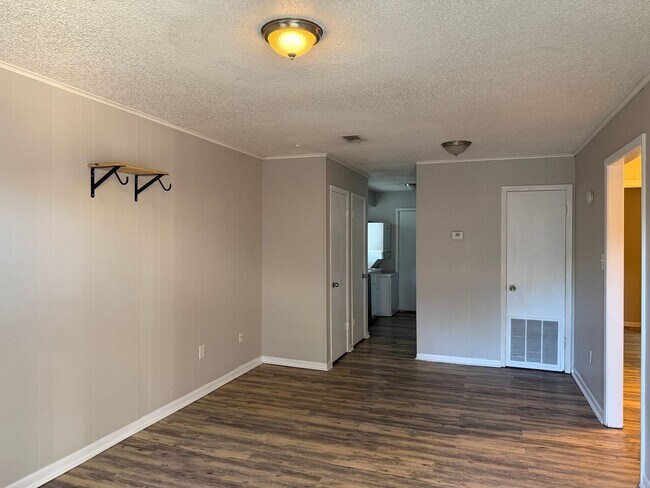 Building Photo - 707 Meadowbrook St
