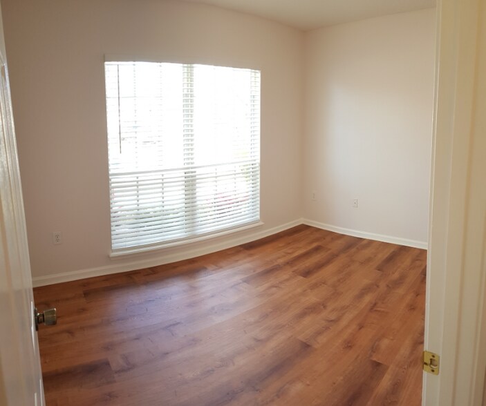 Building Photo - 810 S Lilac Loop