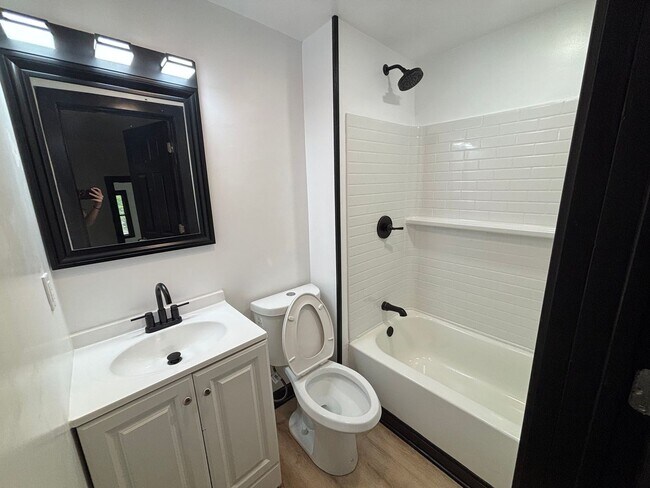 Building Photo - Beautiful 3 Bedroom, 2 Bathroom Home with Private Drive and Large Yard!