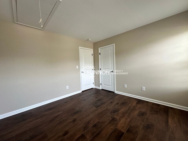 Building Photo - Updated 3 Bedroom Townhome in Bryant Park