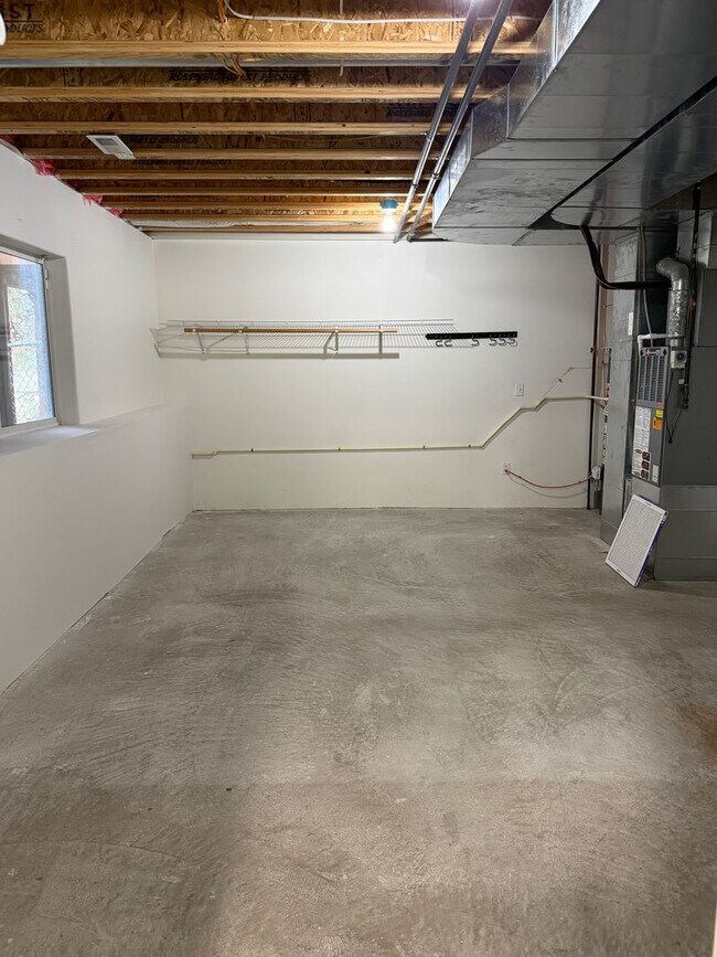 Building Photo - 4 Bedroom Duplex for Rent