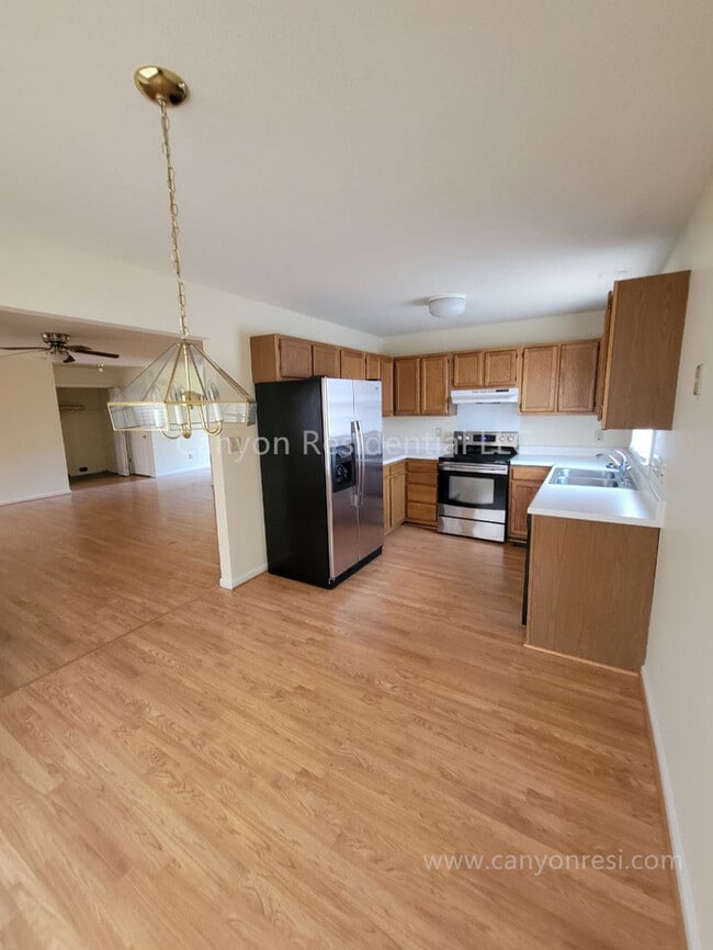 Building Photo - Beautiful 3b, ready to move in!