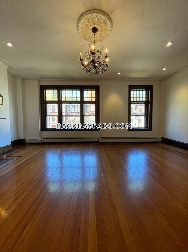 Building Photo - 370 Marlborough St