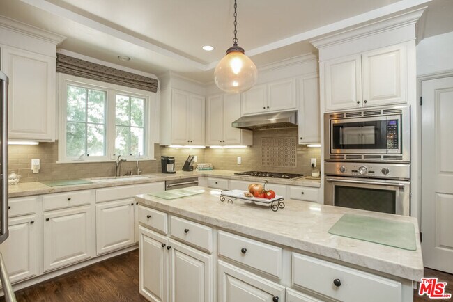 Building Photo - 1332 Comstock Ave