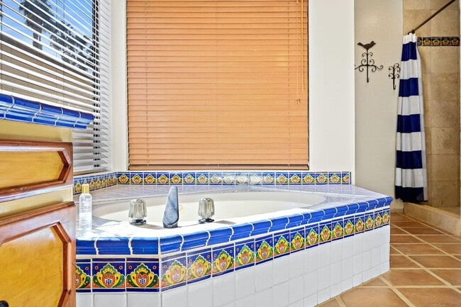 Building Photo - Spacious Two Bedroom Condo in Gated Commun...