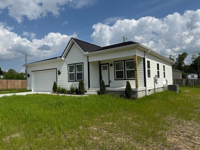 Building Photo - Lovely New Home in Old Hickory - 2 Car Garage