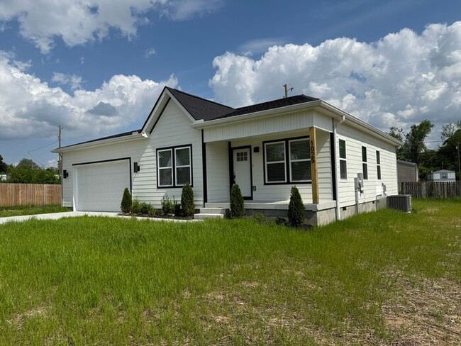 Building Photo - Lovely New Home in Old Hickory - Fenced in...