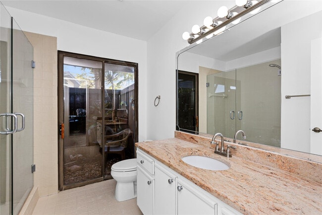 Building Photo - 5051 Pine Dr