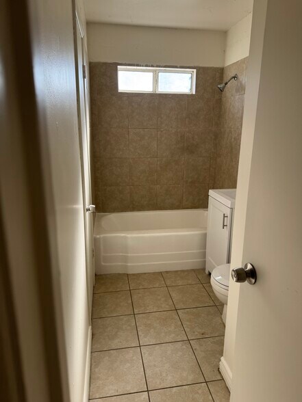 Building Photo - 1115 W Avenue H6