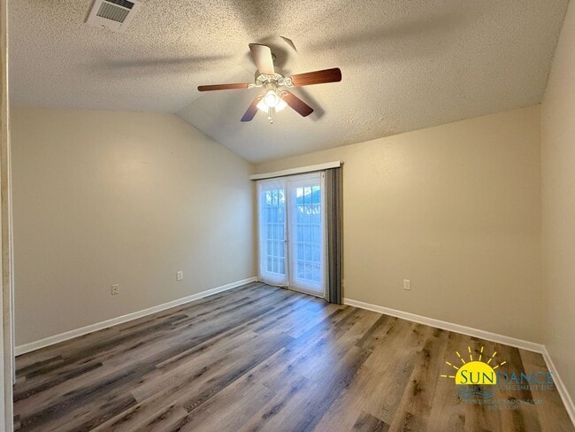 Building Photo - Beautiful Unit Close to Both Bases!