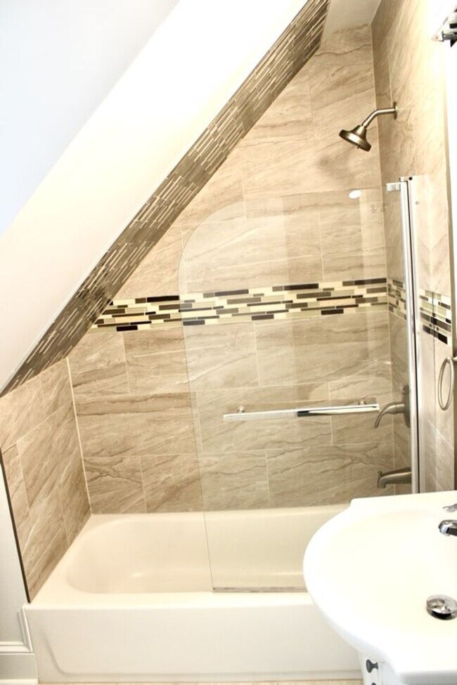 Building Photo - Fully-furnished, utilities included, 1 bed...