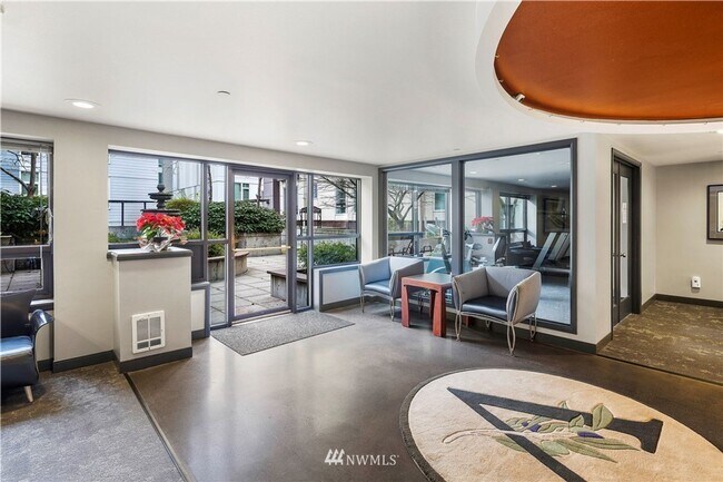 Building Photo - Classic 1bedroom Condo with Elegant Amenit...