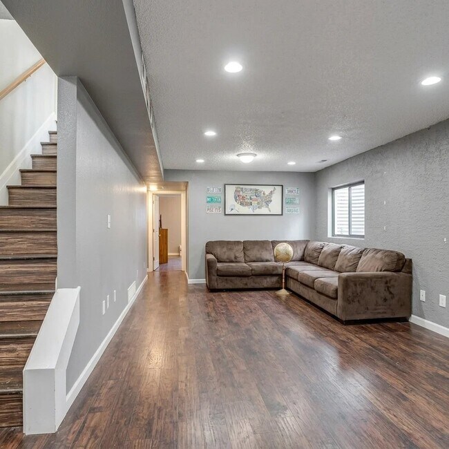 Building Photo - 6435 Chantilly Pl