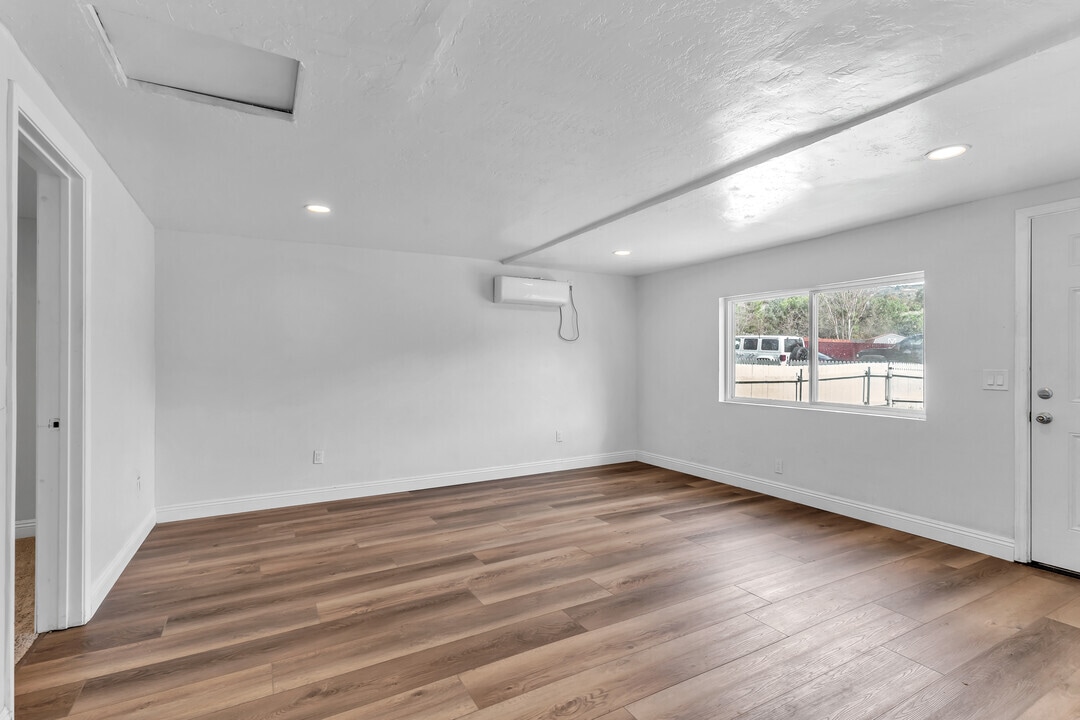 Building Photo - 1224 Willowside Ter
