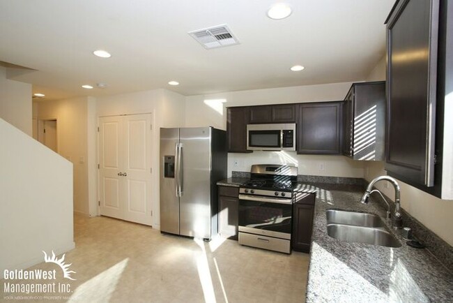 Building Photo - Modern 3Bdm 2.5Ba Two-Story Home in the Heart of Las Vegas