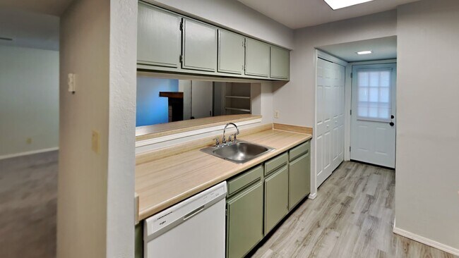 Building Photo - Welcome to this 2 bedroom, 2.5 bath home located in Shadow Mountain Condominiums!