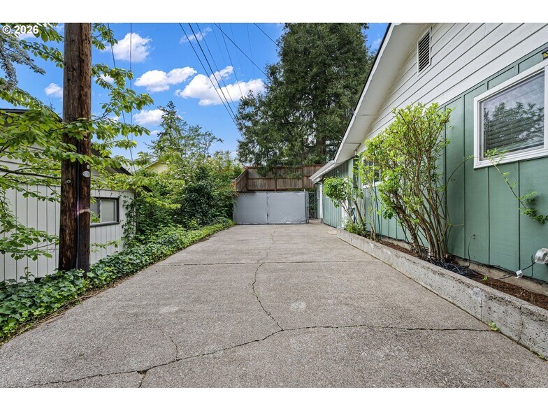Building Photo - 1255 E 30th Ave
