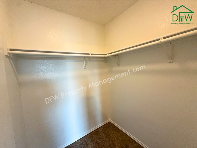 Building Photo - Spacious 4-Bedroom Home with Fireplace & Large Backyard in SW Fort Worth