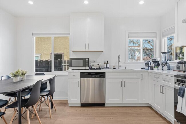 Building Photo - 422 Morse Ave