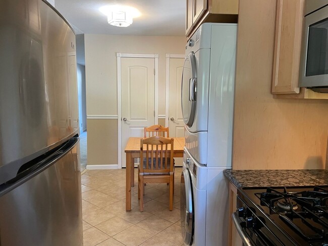 Building Photo - 2 bedroom condo with carport, pool and hot tub access