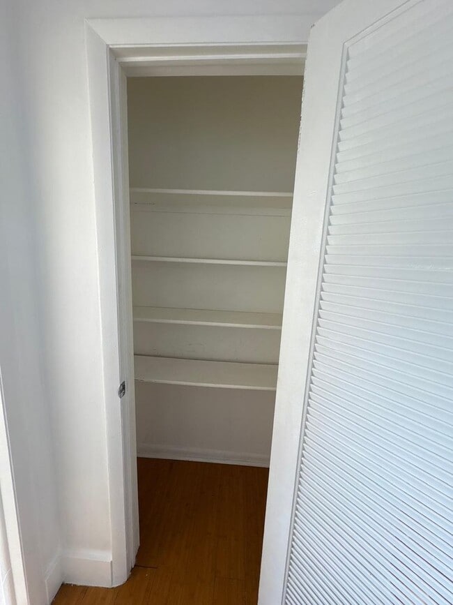 Building Photo - 2 BEDROOMS 1 BATHROOM IN AREA OF RIVERLAND