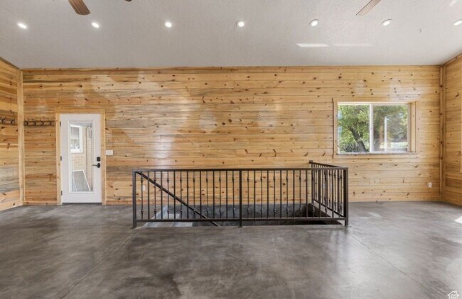 Building Photo - Single Family Home Close to SUU and Cedar High School