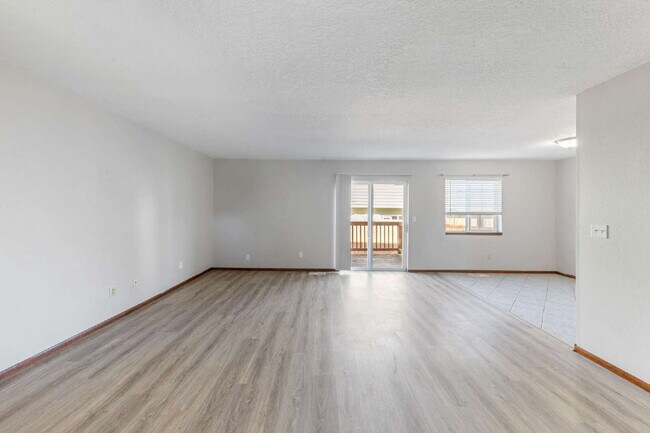 Building Photo - Spacious Townhome 3 Bedrooms plus office!