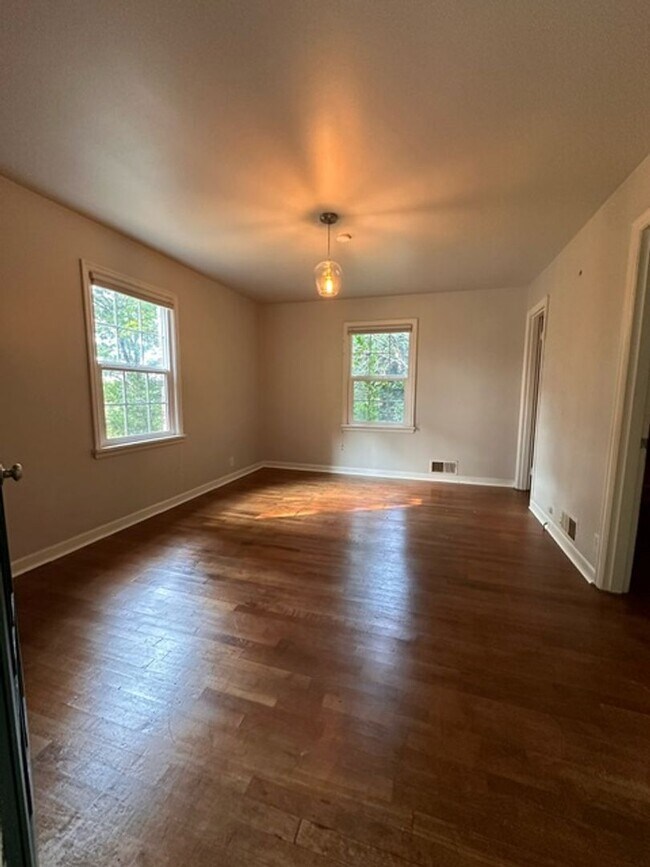 Building Photo - Charming 2 Bed, 1.5 Bath Home with Basement and Sunroom