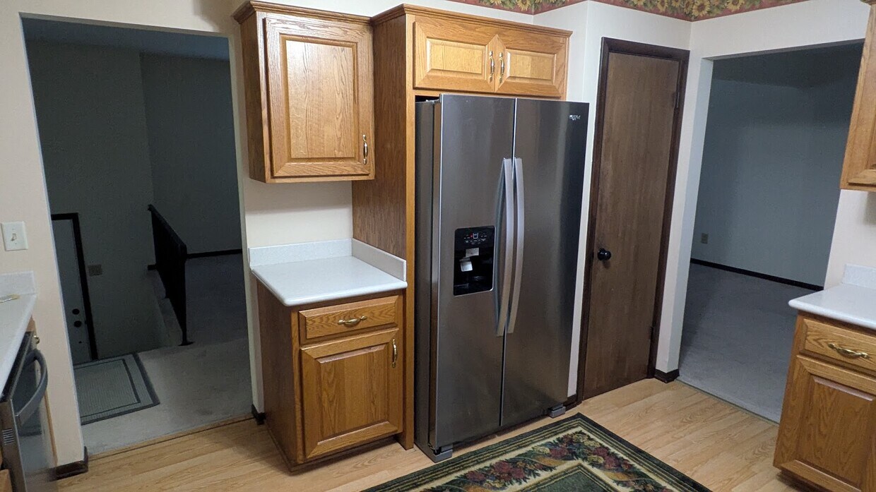 Ice maker - 418 Lincoln Ln