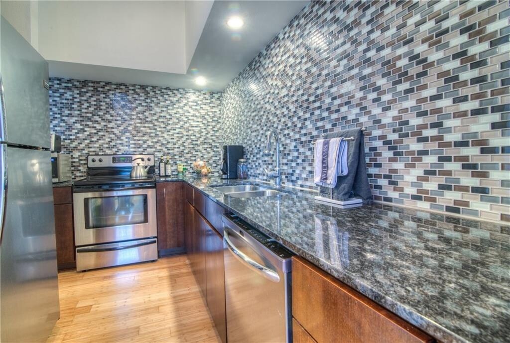 Building Photo - 2200 Dickson Dr