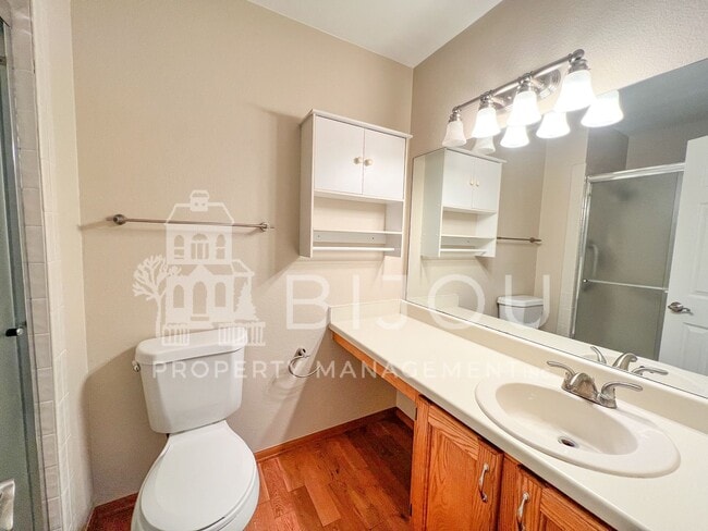 Building Photo - Beautiful 2 Bed, 2 Bath